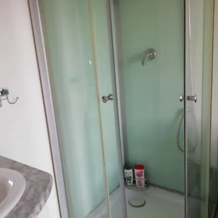 Chambre Entree Privee Dans Grande Maison בית אירוח קסטרה